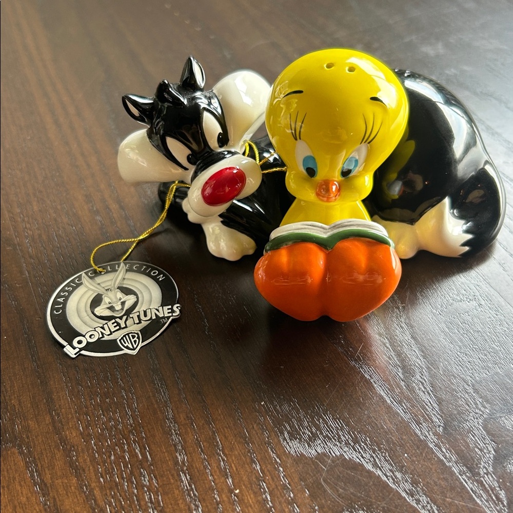 Looney Tunes Classic Collection Tweety & Sylvester magnetic Salt & Pepper New